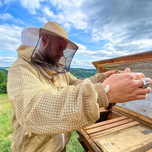 Miniatura 8 de 3-Layer Ventilated Mesh Bee Jacket for Men & Women with Veils Sting-Proof Beekeeping Jacket with Leather Gloves & Bag