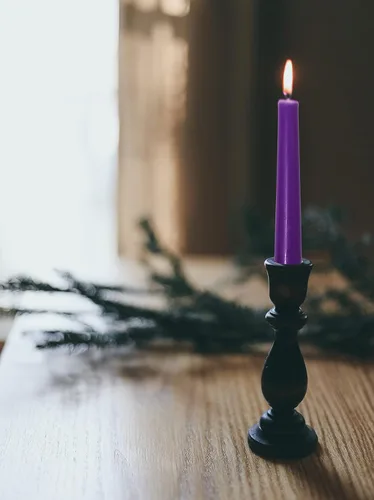 Miniatura 5 de Hyoola Velas cónicas altas – Velas cónicas sin goteo color morado de 14 pulgadas – 12 horas de tiempo de combustión – Paquete de 12
