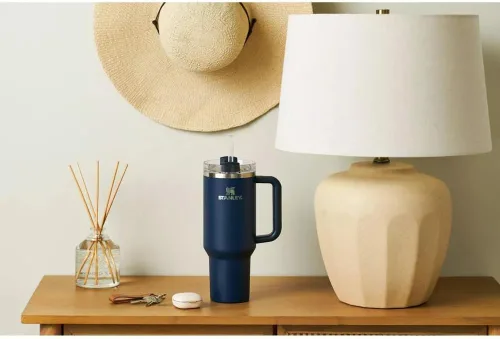 Miniatura 3 de STANLEY x Magnolia - Vaso de acero inoxidable H2.0 Flowstate Quencher de 40 onzas, color azul marino Voyage
