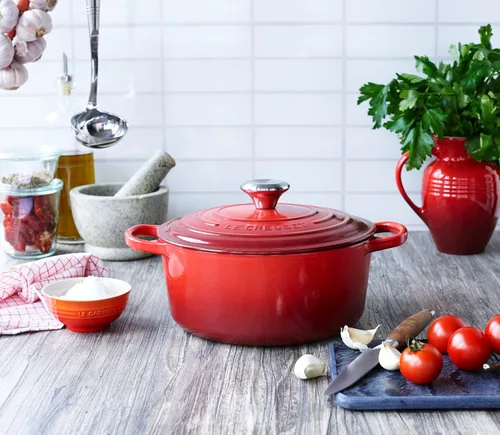 Miniatura 6 de Le Creuset Horno holandés redondo de hierro fundido esmaltado, 7.25 cuartos de galón, Cereza Cerise