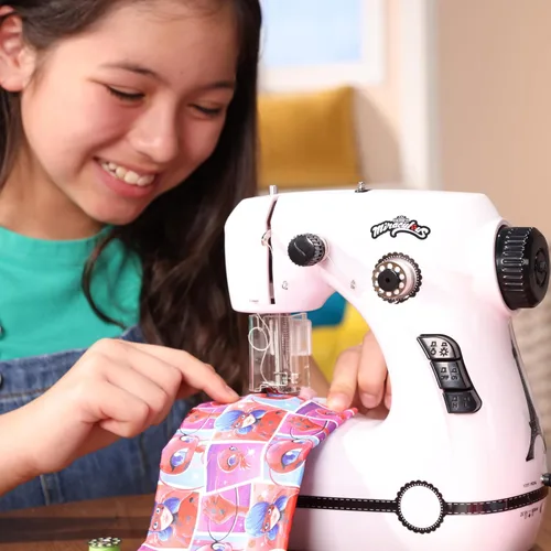 Miniatura 5 de Miraculous Ladybug - Máquina de Coser Mini de Marinette para Principiantes y Niños, Máquina Portátil de Doble Velocidad con Tela de Miraculous