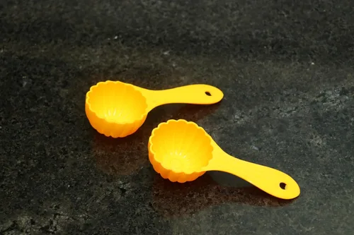 Prasad - Cuchara de barro, molde de plástico para herramientas de cocina, cuchara de molde, color amarillo (paquete de 2)