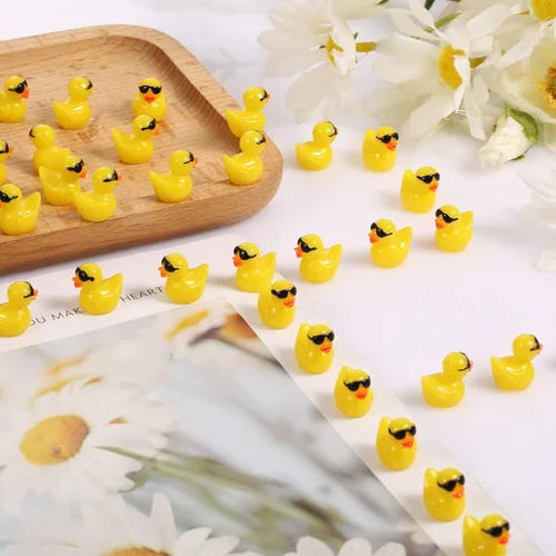 Miniatura 5 de KINBOM Mini patos de resina con lentes de sol, lindos patos pequeños para manualidades, jardín, acuario y decoración de casa de muñecas (amarillo)