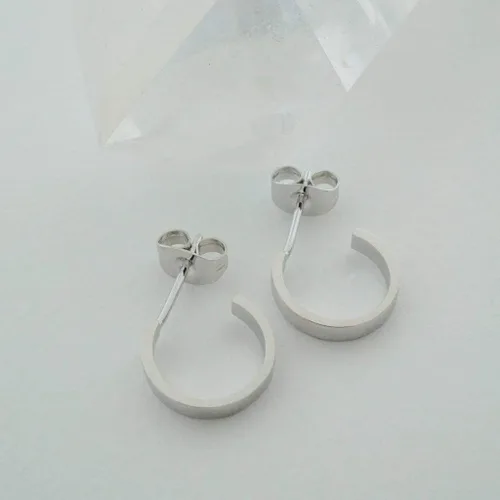 Miniatura 3 de HONEYCAT Huggie Hoops Pendientes en oro, oro rosa o plata Joyería minimalista y delicada