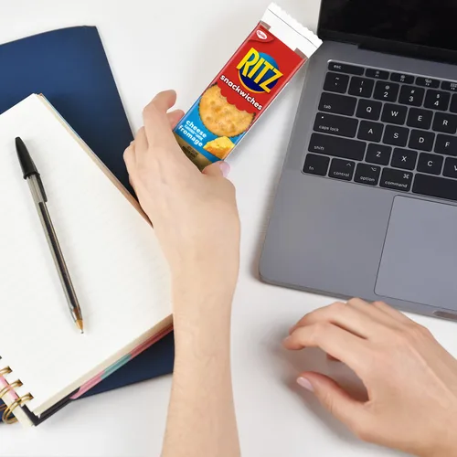 Miniatura 7 de Ritz Snackwich Crackers Sabor de queso (8 x 1.34 oz) 304 g/10.7 oz {Importado de Canadá}