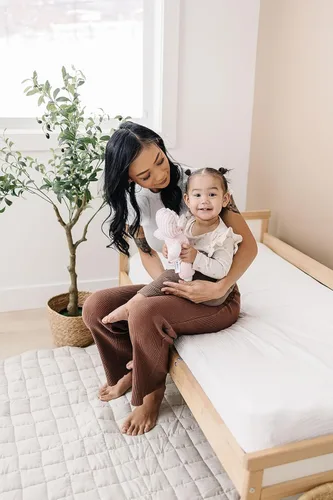 Miniatura 7 de Genius Baby Toys Muñeca de bebé suave - Acogedora y suave - Perfecta primera muñeca para bebés y niños pequeños - Lindo atuendo rosa y blanco - Sin