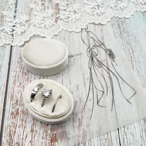 Miniatura 4 de Caja de anillos de terciopelo ovalada de 3 ranuras - Caja premium para anillos de boda de tres ranuras, organizador de joyería vintage hecho a mano