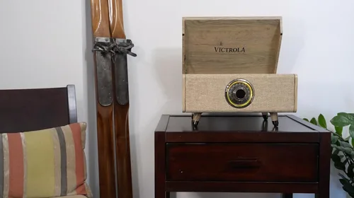 Miniatura 2 de Victrola Highland - Reproductor de discos Bluetooth 4 en 1 con altavoces, reproductor de discos de vinilo de 3 velocidades, radio FM y auxiliar
