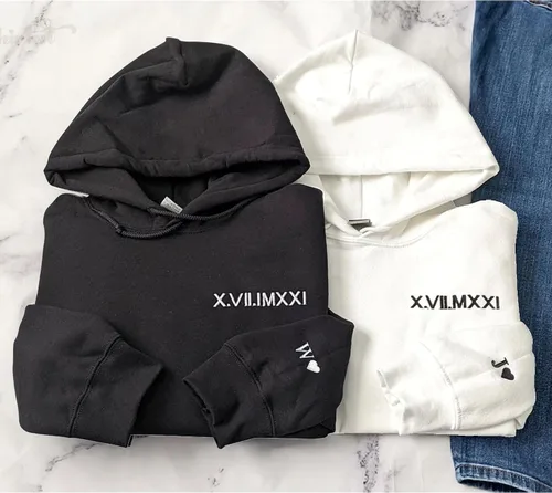 Miniatura 4 de NAZENTI Sudaderas bordadas personalizadas con números romanos a juego para parejas con corazón inicial en la manga y fecha de aniversario