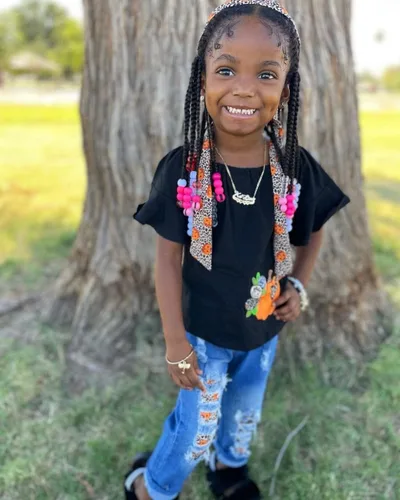 Miniatura 7 de Unique Baby Conjunto de jeans rasgados de mezclilla con estampado de animales para niñas, Granate