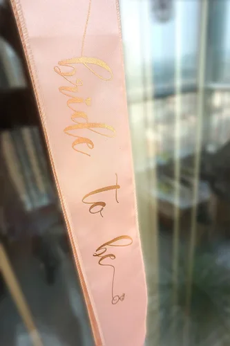 Miniatura 4 de Banda de satén de oro rosa con purpurina y diamantes de imitación para novia y velo en cascada central con borde de cinta doble blanca con peine