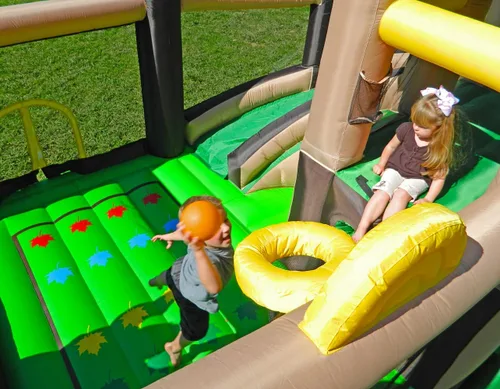 Miniatura 4 de Island Hopper Fort All Sport - Casa inflable 7 en 1 – Pared de escalada, tobogán, portería de fútbol, aro de baloncesto y más – Casa de rebote