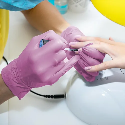 Miniatura 6 de Paquete de 100 guantes desechables de vinilo rosa, sin látex y sin energía, guantes de examen de grado alimenticio para limpieza, preparación