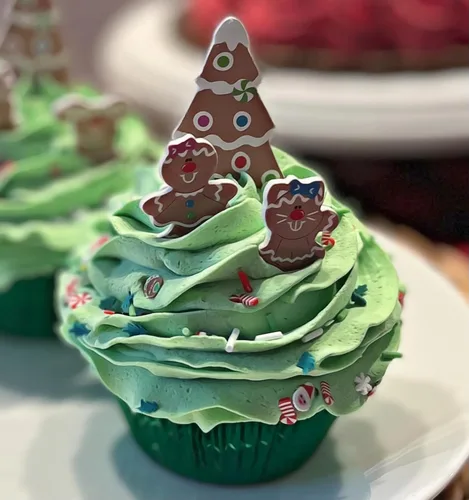 Miniatura 2 de Magdalenas falsas para tartas – Christmas Pals Gingerbread Man Green Cupcakes – Set de 3 – Hecho a mano por Dezicakes – Pastel falso – Cupcakes