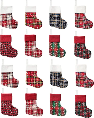 Miniatura 6 de Juego de 8 mini adornos de calcetín de Navidad de 9 pulgadas con purpurina a cuadros con estampado de copos de nieve, bolsas de regalo para niños
