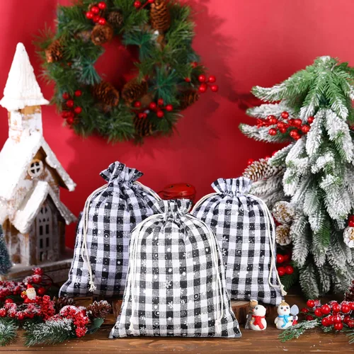 Miniatura 4 de Shappy 24 bolsas de Navidad con cordón, bolsas de arpillera a cuadros de Navidad, bolsas de lino con cuerda de 32.8 pies, 24 tarjetas