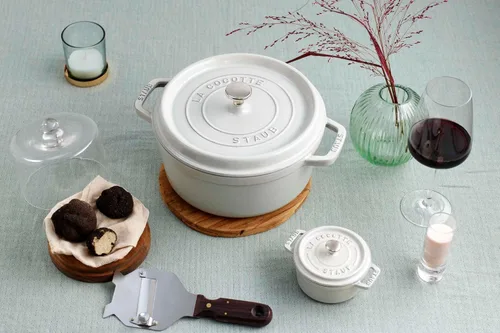 Miniatura 5 de Staub Mini cocotte redondo de hierro fundido .25 cuartos de galón - Trufa blanca, fabricado en Francia blanco (White Truffle)