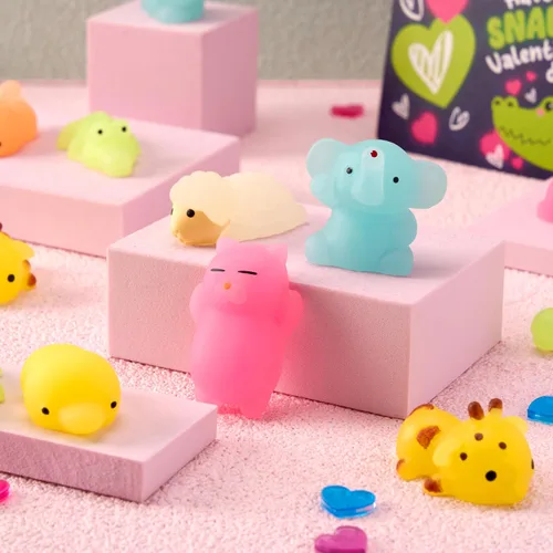 Miniatura 3 de JOYIN 36 paquetes de tarjetas de regalo para el día de San Valentín con juguetes esponjosos Mochi que brillan en la oscuridad, 9 diseños de juguetes