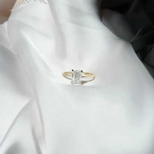 Miniatura 6 de espere Anillo de compromiso de moissanita de corte esmeralda de 2 quilates, anillo de compromiso clásico de oro sólido, anillo de oro amarillo de 14