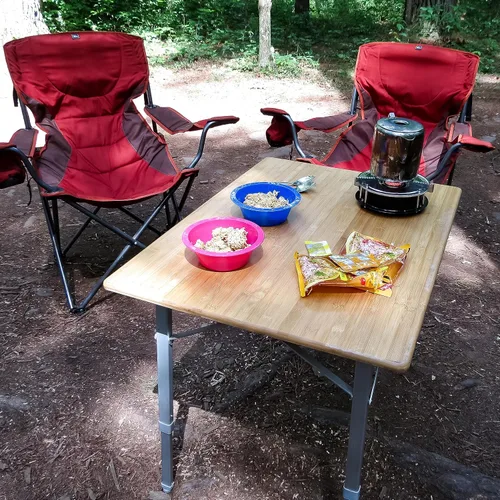 Miniatura 7 de Camco Mesa plegable Cuenta con parte superior de bambú natural y patas de aluminio plegables para almacenamiento y organización de caravanas