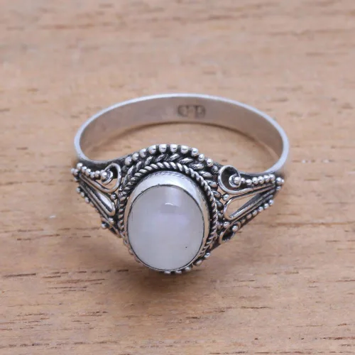 Miniatura 3 de NOVICA Anillo de plata de ley 925 con piedra lunar arcoíris, Plata de ley, piedra de luna Sin gemas.