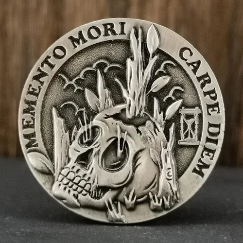 Miniatura 3 de Memento Mori Carpe Diem - Moneda de desafío de alto relieve – Ficha de recordatorio estoico de calavera y polilla, acabado plateado antiguo