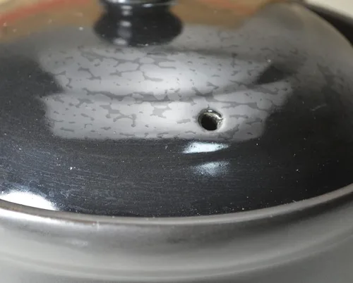Miniatura 3 de Cacerola de arcilla de 50 onzas, resistente al calor, tazones de cerámica de alta calidad, tapa para cocinar, sopa color negro y blanco