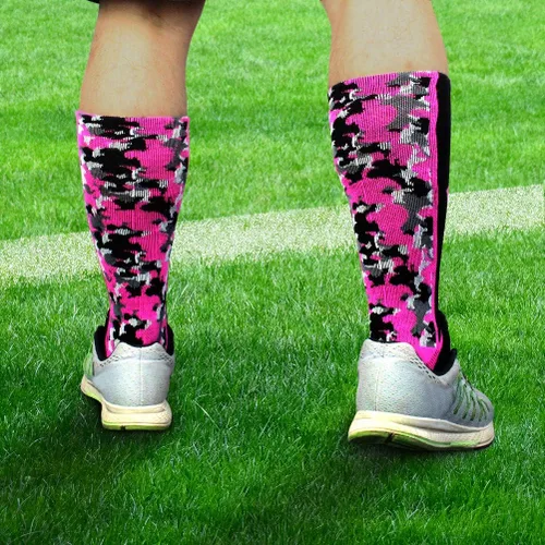 Miniatura 6 de Juego de calcetines de concientización sobre el cáncer de mama con accesorios de cinta rosa, calcetines de fútbol con cinta rosa de camuflaje grueso