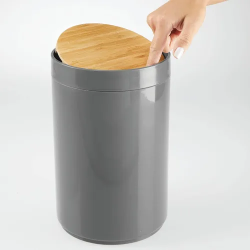 Miniatura 4 de mDesign Basurero de plástico redondo pequeño - Papelera de basura con contenedor de tapa de cierre oscilante - Papelera de baño - Sostiene residuos