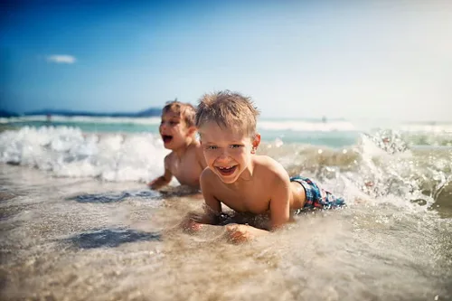 Miniatura 5 de BRISIRA Traje de baño para niños pequeños, antirozaduras, pantalones cortos de natación para niños con forro de compresión