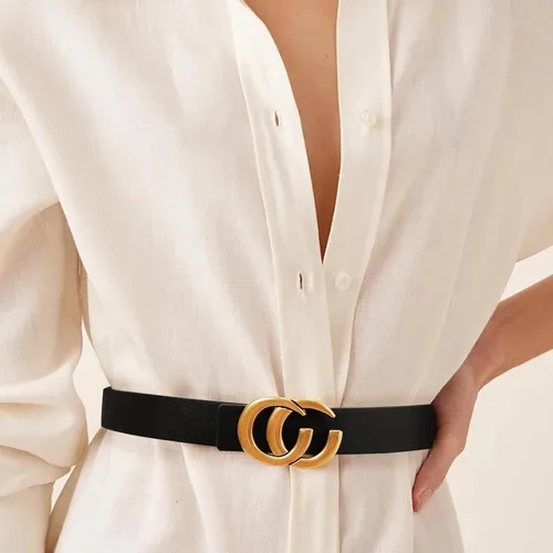 Miniatura 294 de Cinturón de cuero clásico con hebilla de metal para mujer con vestido de jeans