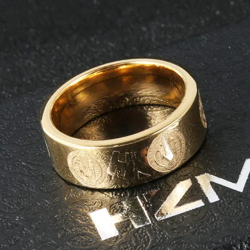 Miniatura 4 de HZMAN Anillo de exorcismo de San Benito para hombre, de acero inoxidable, cruz católica, romana, protección de demonios, cazador de fantasmas, oro