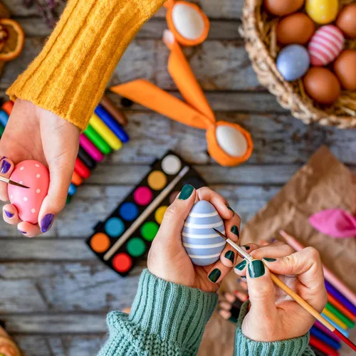 Miniatura 7 de YunKo Huevos de Pascua de madera, 6 piezas de huevos falsos para gallinero, huevos de Pascua para manualidades, huevos de nido marrón para poner