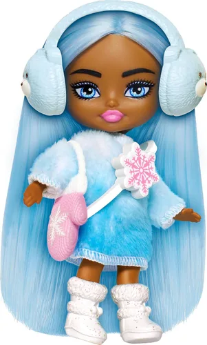 Miniatura 7 de Barbie Muñeca de viaje extra Mini Minis con pelo rosa y rubio, parte superior con flecos, mini skit pastel y accesorios temáticos del desierto