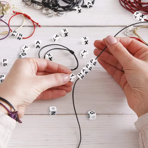 Miniatura 7 de Augshy 500 piezas de cuentas de letras blancas para hacer pulseras, cuentas de alfabeto para hacer pulseras (6 mm)