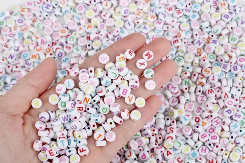 Miniatura 3 de XIANNVXI 3500 cuentas de letras blancas para pulseras, cuentas acrílicas coloridas para hacer joyas (cuentas blancas y mixtas)