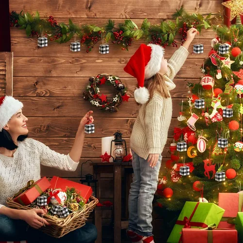 Miniatura 5 de Chivao 24 piezas de adornos para árbol de Navidad, mini regalos para manualidades, adornos en miniatura con cuadros de búfalo, adornos colgantes