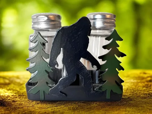 Miniatura 2 de Bigfoot Sasquatch Yeti - Juego de salero y pimentero, silueta de metal, escena silvestre con cocteleras de vidrio, decoración artística de montaña
