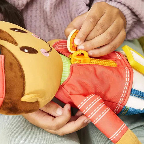 Miniatura 4 de Playskool Dressy Kids - Muñeca con pelo castaño y sombrero, juguete de peluche de actividades con cremallera, cordón de zapatos, botón, para edades