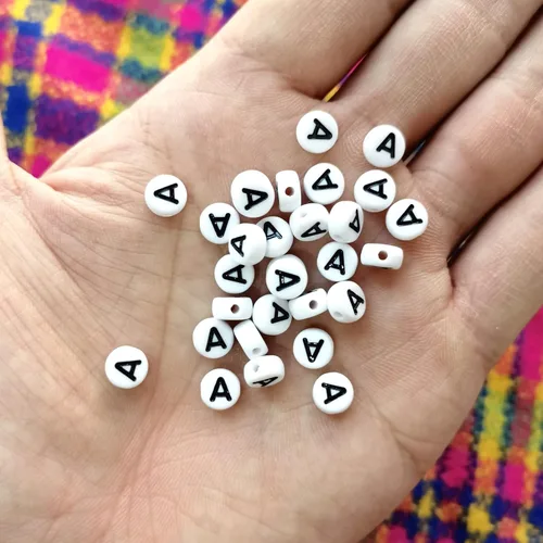 Miniatura 3 de Amaney - Cuentas de vocal A, 100 piezas de 0.276 x 0.157 in, blanco, redondo, acrílico, negro, alfabeto para fabricación de joyas Black-a