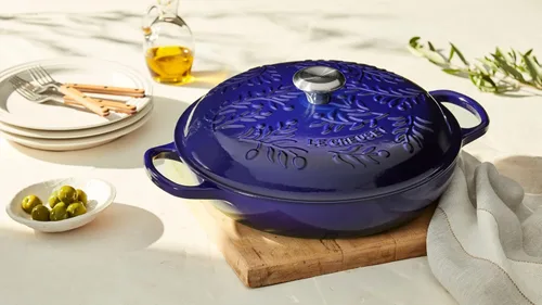 Miniatura 5 de Le Creuset Olive Branch Collection Signature Braiser de hierro fundido esmaltado, 3.5 cuartos de galón, índigo con tapa en relieve