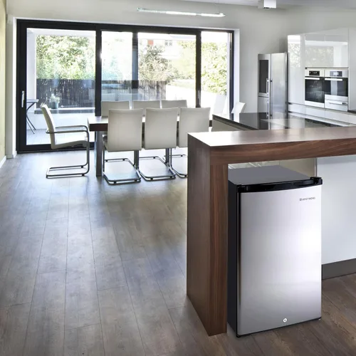 Miniatura 6 de West Bend Mini refrigerador para oficina en casa o dormitorio, cuenta con una sola puerta reversible, estantes extraíbles de descongelación manual