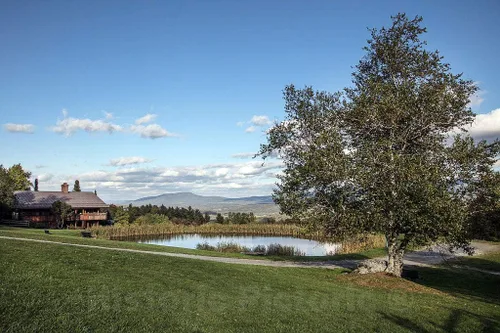 Foto histórica pictórica - Vista al lago y la montaña en medio de casas de huéspedes debajo de la casa de familia Trapp en Stowe, Vermont 2 Fine Art