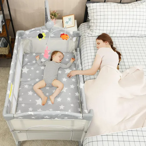 HONEY JOY Pack and Play con moisés, 5 en 1, cuna para bebé para colocar junto a la cama con mesa de cambio de pañales y bolsa de almacenamiento, Café