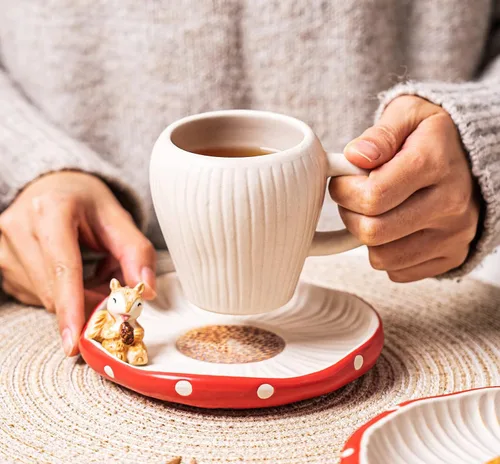 Miniatura 4 de Bonita taza de hongo con platillo, hecha a mano con lunares esmaltados, con decoración de ardilla en el plato. Tazas de café de cerámica mate