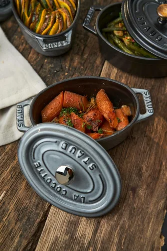 Miniatura 5 de staub La Cocotte Oval 40500-116 Mini Pico Cocotte Ovalada Gris 40500-116 Olla esmaltada fundida a dos manos