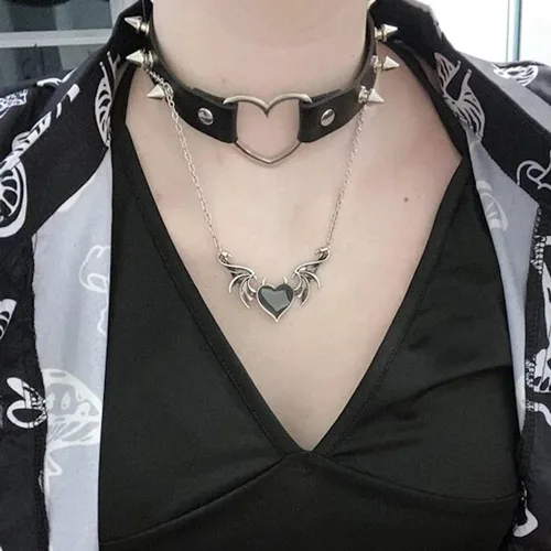 Miniatura 4 de Caiyao Collares de ala de murciélago de corazón malvado de Halloween, gargantilla con dije de ala de durazno de demonio punk para mujeres y niñas