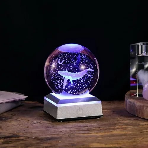 Miniatura 7 de Bola de cristal K9 con ballena grabada en 3D con base LED plateada de 3.15 pulgadas. Regalos de cumpleaños de ballena en miniatura para novia