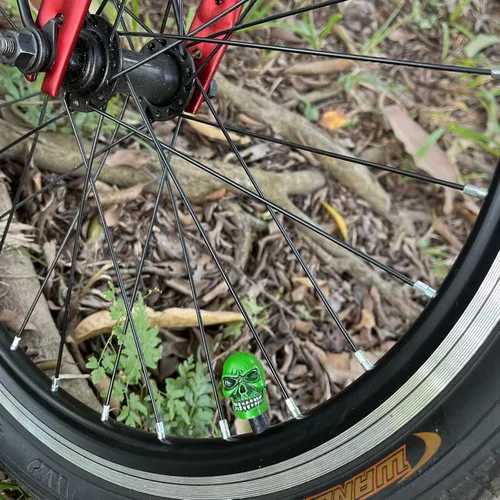Miniatura 3 de Tapas de Llanta de Coche con Calavera Tapas de Rueda de Bicicleta Esqueleto Cubiertas de Vástago de Válvula de Aire para la Mayoría de Vehículos