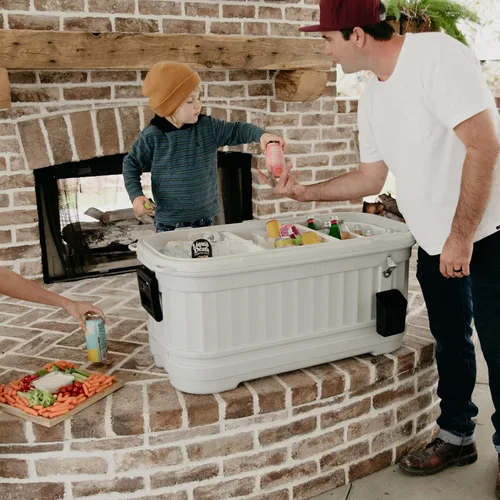 Miniatura 7 de Igloo Hard Cooler Polar & Party Bar Series Insulated Ice Chests Blanco polar de 150 cuartos de galón